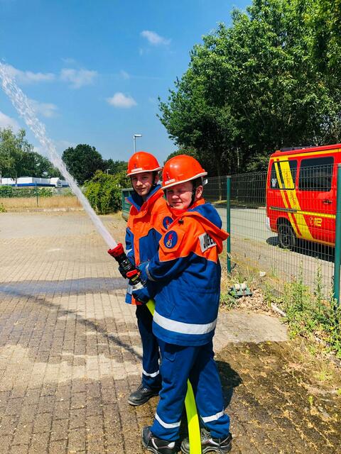 Jeder Handgriff sitzt: Auf den Löschangriff haben sich die Jugendfeuerwehrleute oft vorbereitet. | Foto: Freiwillige Feuerwehr Wiepenkathen 