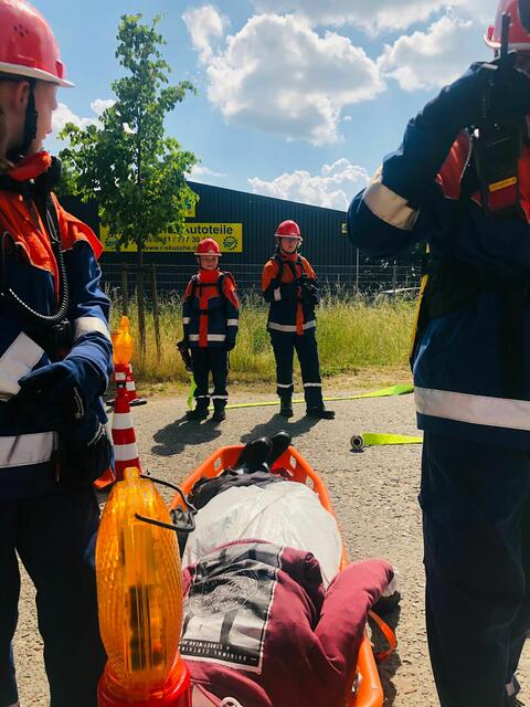 Auch die Rettung von Verletzten gehört zum Programm. | Foto: Freiwillige Feuerwehr Wiepenkathen