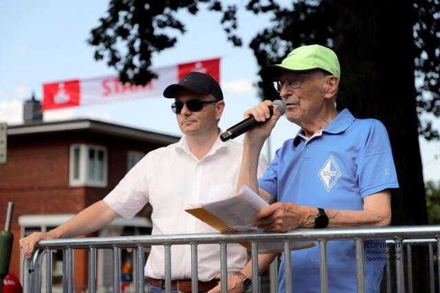 Den Startschuss zum "Buchholzer Laufvergnügen" gaben am heutigen Sonntag WOCHENBLATT-Geschäftsführer Stephan Schrader (li.) uns Chef-Organisator Arno Reglitzky | Foto: cc