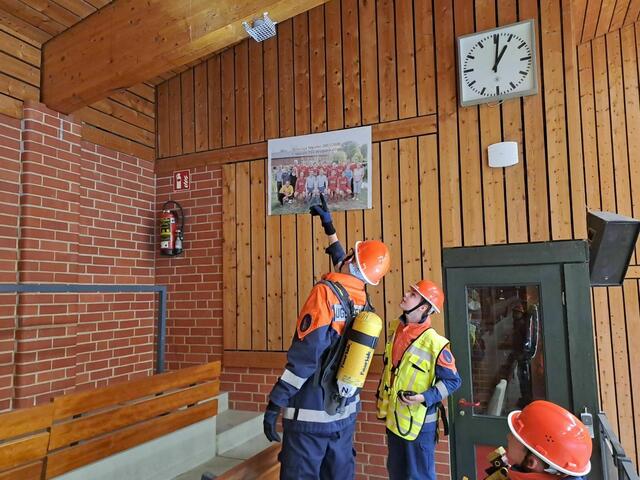 Die Nachwuchseinsatzkräfte erkunden den Einsatzort - in diesem Fall die Wiepenkathener Sporthalle. | Foto: Freiwillige Feuerwehr Wiepenkathen