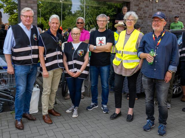 Unterstützung gab's von Politikern aus der Region: Der Landtagsabgeordnete Bernd Althusmann (CDU, v. li.), Landrat Rainer Rempe (CDU), die Landtagsabgeordnete Nadja Weippert (Grüne), Hanstedts Samtgemeinde-Bürgermeister Olaf Muus (parteilos), Seevetals Bürgermeisterin Emily Weede (CDU) und der Meckelfelder Ortsbürgermeister Peter Langenbeck (CDU) waren vor Ort | Foto: Matthias Clausen