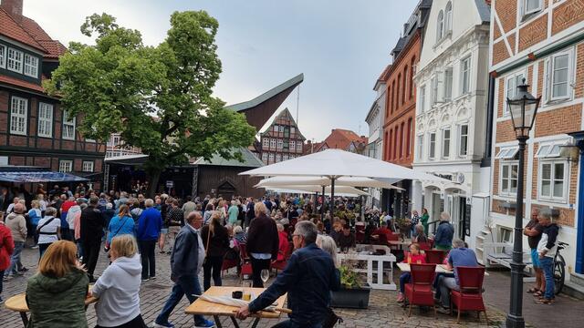 Am Fischmarkt herrschte bereits nachmittags reichlich Trubel | Foto: Carina Meyer/SMTG