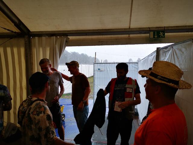 Am späten Samstag Nachmittag gab es einen heftigen Platzregen. Viele Besucher suchten Schutz in den Zelten und Duschräumen | Foto: Christoph Kunst