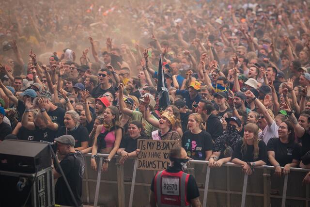Sie wollte unbedingt die Drumsticks... | Foto: FKP Peter Detje