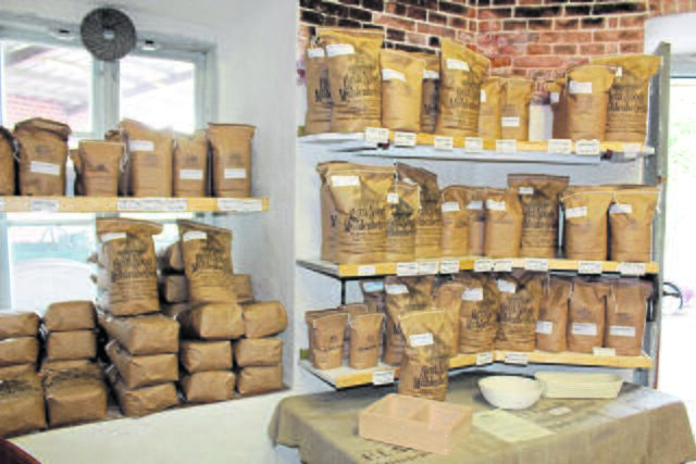 Im Mühlenladen sind Mehl, Schrot und vieles mehr erhältlich | Foto: sb
