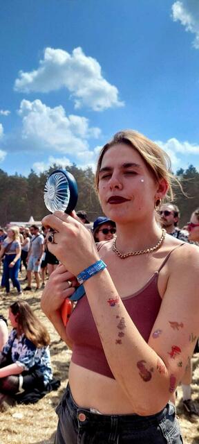 Unbezahlbares Utensil bei der Saharahitze: ein Handventilator | Foto: Michael Kellner