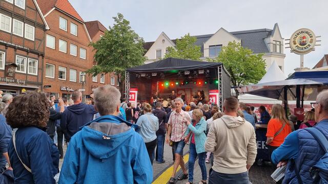 Die Bühne am Pferdemarkt war ein Besuchermagnet | Foto: Carina Meyer/SMTG