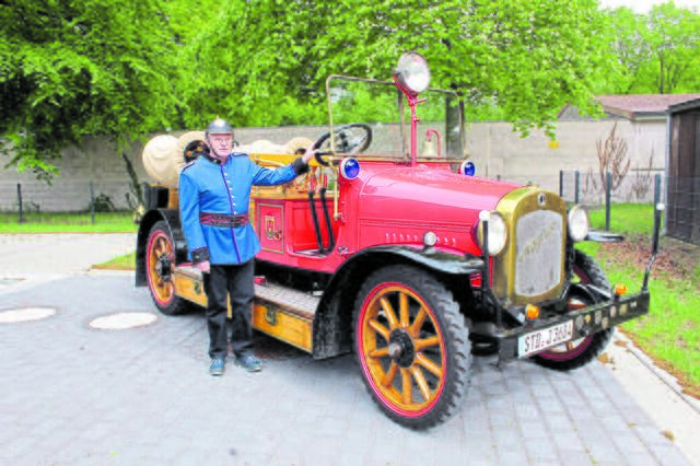 Harald Krupski von der Freiwilligen Feuerwehr Horneburg mit dem historischen Fahrzeug "Max" | Foto: pm