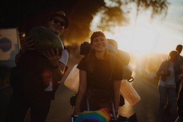 Die letzten Meter bis zum Einlass: die Fahrt zum Ffestival ist für viele Fans Kult