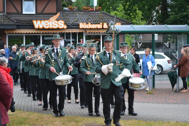 Der Spielmannszug marschiert zur Proklamation auf die Festwiese  | Foto: bim