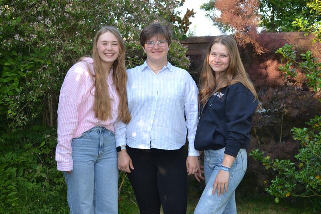 Damenkönigin Anna-Lena Steinke (Mi.) mit ihren Adjutantinnen Carolin Kersten (li.) und Emilie Völkers | Foto: bim