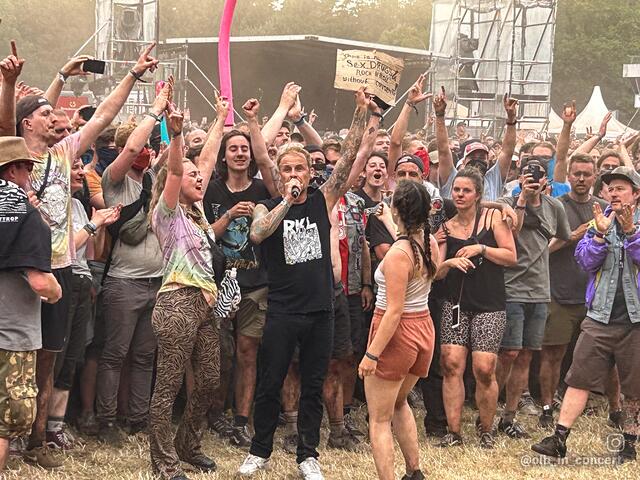 Donots auf der Fire-Stage (Sa, 17.15 Uhr)
Sänger Ingo Knollmann (Ingo Donot) im Moshpit (mitten im Publikum). | Foto: @olb_in_concert