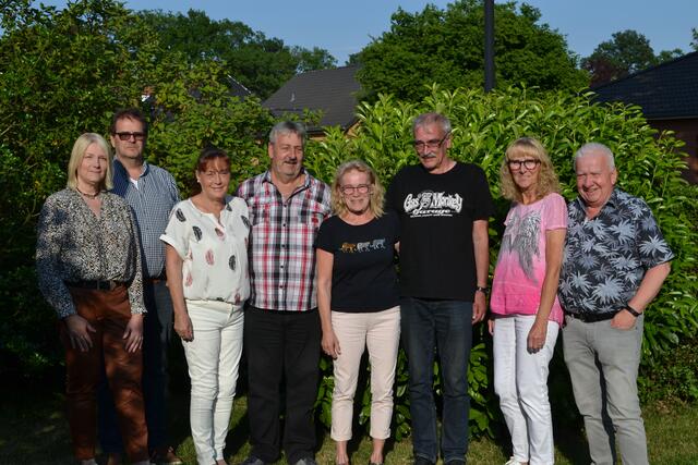Die Vizekönigscrew (v. li.): Carola und Thomas Rieckmann, Monika und René Kramer, das Vizekönigspaar Helga und Klaus Wolter sowie Petra und Dieter Fahje | Foto: bim