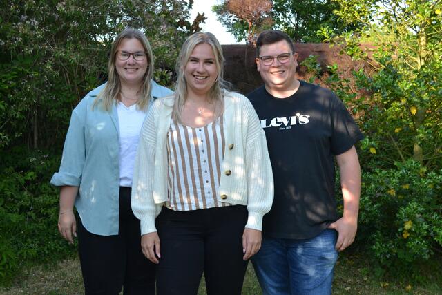 Kronprinzessin Henrike Hoog (Mi.) mit ihren Adjutanten Merle Heiden und Timm Versemann (es fehlt: Lukas Becker) | Foto: bim
