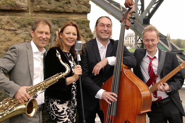 ﻿Das Moritz-Quartett besteht aus echten Lokalpatrioten aus der Nordheide: Ragnhild Hummel singt und spielt Saxophon, Niclas Martens (v. re.) ist mit Gitarre und Gesang zu hören, Andreas Bünning singt ebenfalls uns spielt den Bass und Volker Moritz spielt ebenfalls Saxophon, dazu Flöte, und er singt. Von arrangierten Swingtiteln über Latin bis hin zu ausgewählten Popsongs haben die vier Musiker ein vielseitiges Programm im Gepäck – charmant, stilvoll und mitreißend. | Foto:  Volker Moritz