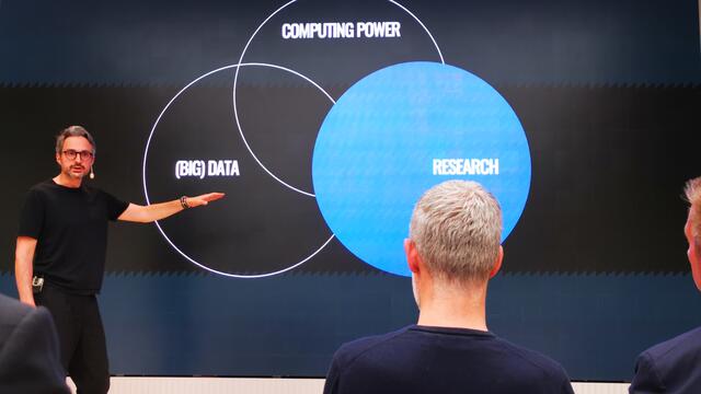 "Stell dir vor, seit den 1950ern wurden Computer immer schneller und klüger, genau wie Videospiele. Heute können sie riesige Listen mit Millionen von Datenpunkten in Sekundenschnelle durchgehen. Wenn wir über das schnelle Durchsuchen dieser riesigen Informationsmengen sprechen, nennen wir das Big Data."