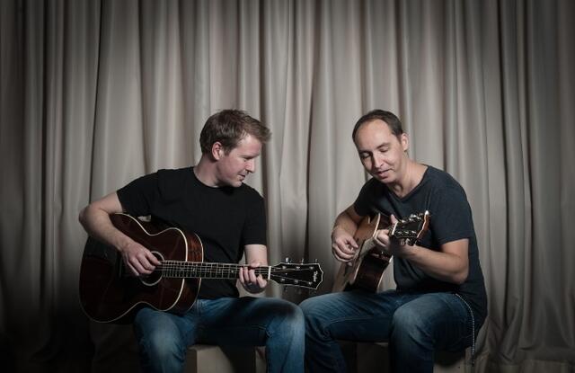 The Breeze sind Singer/Songwriter aus Hamburg. Michael Cich (Gitarre, Gesang) und Gunnar Freitag (Gitarre, Gesang) machen seit 2011 zusammen Musik. Stilistisch bewegt sich das Duo zwischen Americana, zeitgemäßen Singer/Songwriter-Ar­rangements, Acoustic Rock/Pop und Contemporary Country in einer abwechslungsreichen und unterhaltsamen Mischung. Dabei klingen sie mit ihrem lässigen Groove so gar nicht Hanseatisch. Sie schwelgen in amerikanischem Folkpop der 70er Jahre. In ihren ausgefeilten Songs erzählen sie von lustvoll vergeudeter Zeit, Heimatlosigkeit oder von der Erhabenheit des Waldes. | Foto: Michael Cich