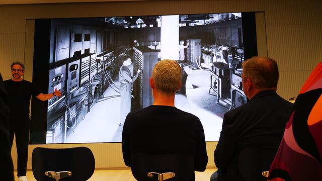 Immer wieder gab es große Momente in der Weltgeschichte, wo neue Technik alte Denkweisen und Geräte ablöste: Elektrizität, Eisenbahn, Auto, Telefon, Fernseher, Computer etc.