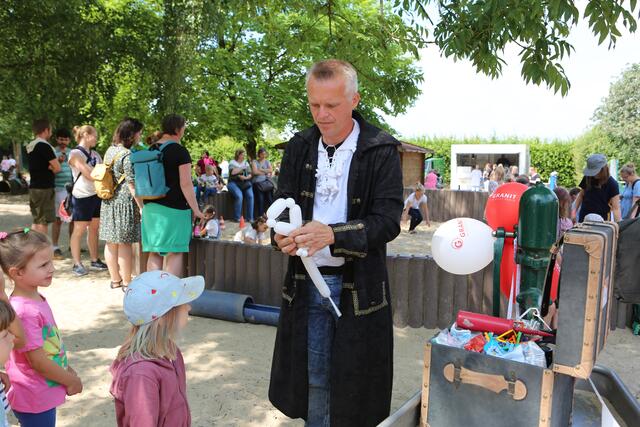 Ein Ballonkünstler faszinierte die Kinder | Foto: Kita an der Este