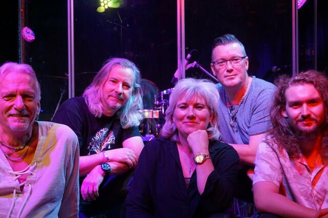 Glad All Over ist eine Rock/Pop-Coverband aus Hamburg. Von der Urbesetzung bei der Gründung 2003 sind noch Gitarrist Andy Weier und Leadsängerin Michi Weier dabei. An den Drums sorgt seit 2011 Alex Mursch seit 2011 für den Beat. Seit 2022 grooved Lasse Weier den Bass und die Dynamik von Pablo Serranos Gitarre macht die Band komplett. Ihr Programm: Songs aus den Charts der Rock-, Pop- und Soul-Ära, denen sie einen eigenen Stempel aufdrücken - immer mit dem Ziel, gute Stimmung und Partylaune beim Publikum zu erzeugen. | Foto: Maike Nursch