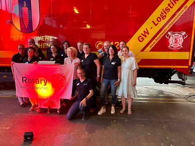 Die Initiatoren von Rotary-Club und Feuerwehr mit Autorin Hanna Paulsen im Wiepenkathener Feuerwehrhaus. | Foto: Rotary