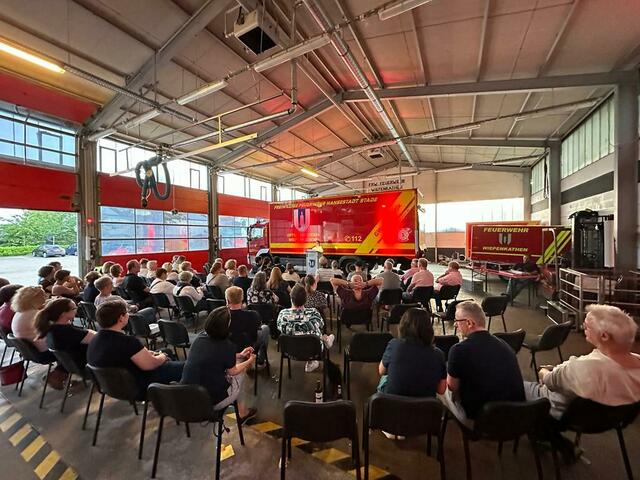 Das Wiepenkathener Feuerwehrhaus dient als Kulisse für die Lesung von Autorin Hanna Paulsen. | Foto: Rotary