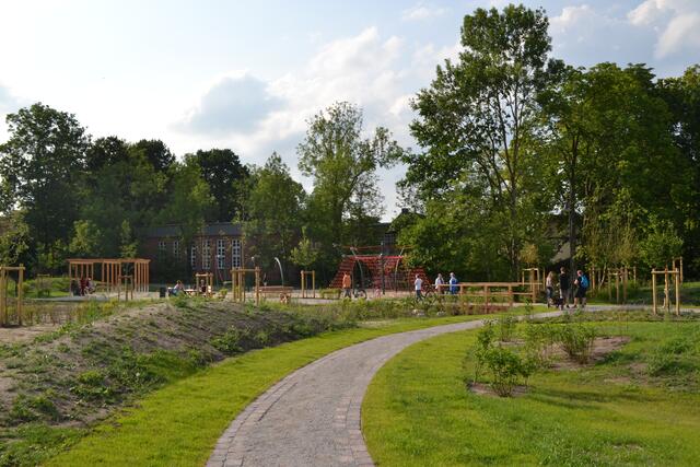Für die Erwachsenen gibt es schöne Sitz- und für die KIds Spielmöglichkeiten | Foto: bim