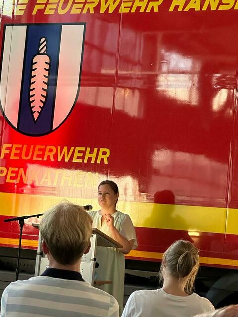 Autorin Hanna Paulsen liest bei der Wiepenkathener Feuerwehr. | Foto: Rotary