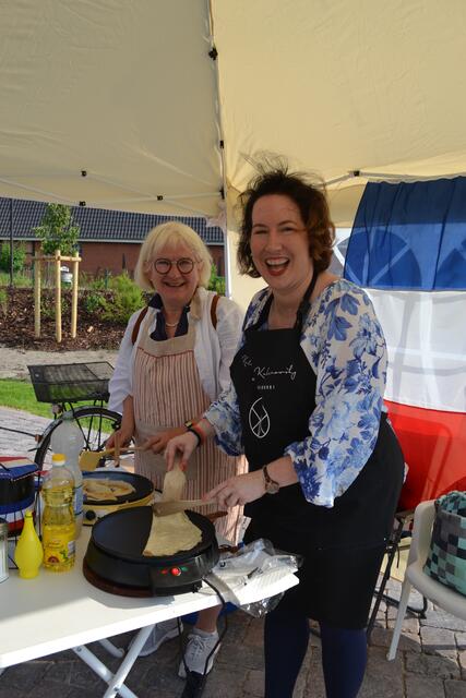 Marianne (li.) und Katharina Kalinowsy servierten zur Fête de la Musique Crêpes | Foto: bim