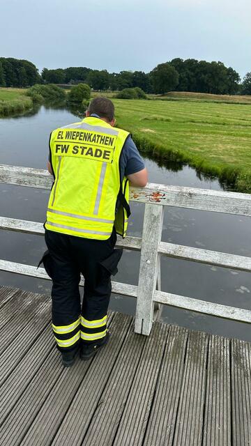 Ortsbrandmeister Jörg Bastian nimmt die Schwinge bei Stade-Wiepenkathen in Augenschein.  | Foto: Feuerwehr