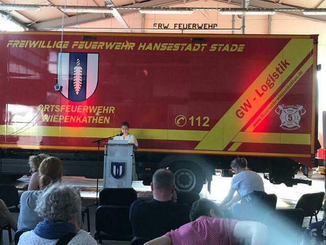 Autorin Hanna Paulsen liest bei der Wiepenkathener Feuerwehr. | Foto: Rotary