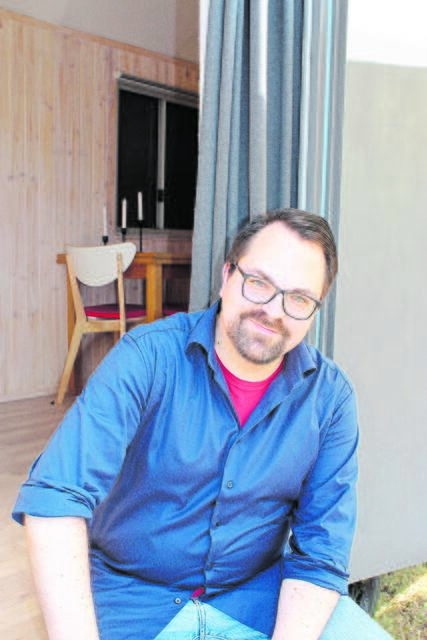 Pastor Hendrik Topp und seine Kollegin Johanna Wutkewicz laden im Sommer zu Gesprächen am "Gemeinde.Bau.Wagen" | Foto: sb