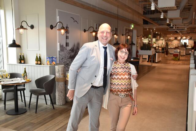 Freuten sich mit den Gewinnern: Möbel Kraft-Hausleiter Christian Eisenkrätzer und seine Stellvertreterin Beate Schütze | Foto: Axel-Holger Haase