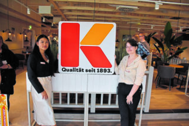 Die Gewinner wurden von zwei Möbel Kraft-Mitarbeiterinnen empfangen | Foto: Axel-Holger Haase