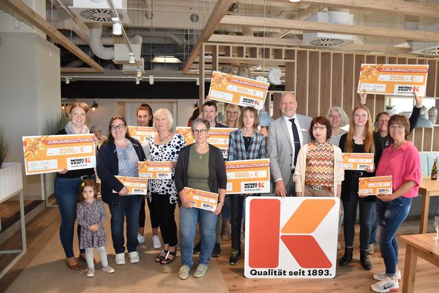 Christian Eisenkrätzer und Beate Schütze (hinter dem Möbel Kraft-Schild) freuten sich mit den glücklichen Gewinnern  | Foto: Axel-Holger Haase