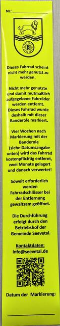 Mit dieser Banderole werden Schrottfahrräder oder von ihren Besitzern stehengelassene Velos gekennzeichnet | Foto: Gemeinde Seevetal