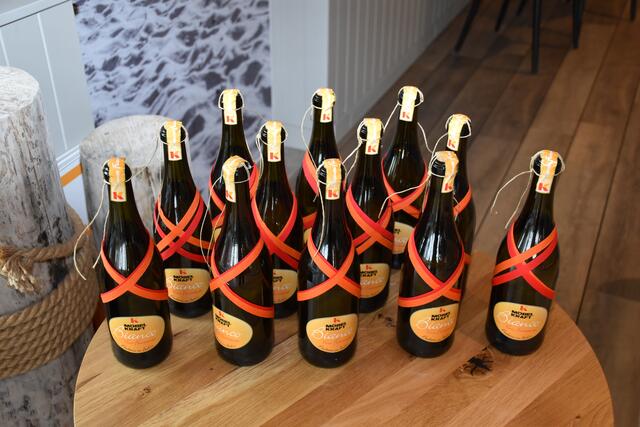 Die Gewinner erhielten auch jeweils eine Flasche Prosecco zum Anstoßen  | Foto: Axel-Holger Haase