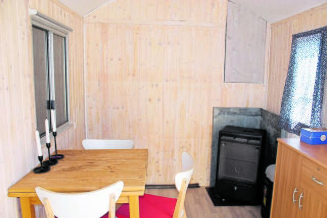Blick ins Innere des Bauwagens mit kleinem Ofen | Foto: sb