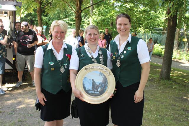 Majestätisches Trio: Damenkönigin Julia Wegener (Mi.) mit ihren Adjutantinnen Tine Lütchens und Anneke Neumann | Foto: ce