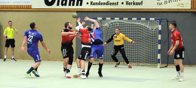 Am Lafferder Kreis versucht der Eyendorfer Milan Weißbach (Mitte) den Ball zu greifen, wird dabei aber von den Abwehrspielern der Gäste attackiert | Foto: cc