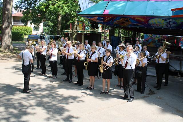 Das Blasorchester MTV Salzhausen begleitete das Schützenfest traditionell musikalisch | Foto: ce