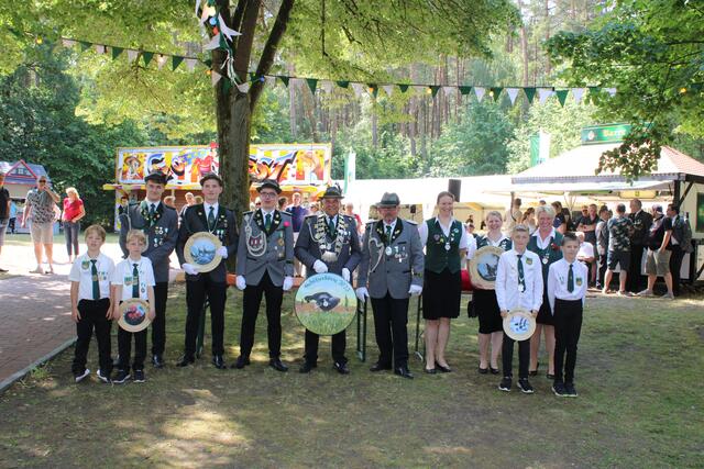 Alle diesjährigen Majestäten des Schützenvereins Garstedt-Wulfsen mit Gefolge | Foto: ce