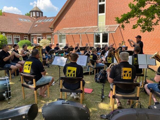 Musikkapelle Waltershofen beim Rosenfest | Foto: Schlichtmann