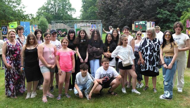 Junge Künstler mit Publikum: Samtgemeindebürgermeisterin Claudia von Ascheraden (li.), Lion-Club-Präsidentin Sinje Eckart (2. v. li.) und Gastgeberin Susanne Dinter (3. v. re.) | Foto: SD