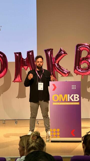 Daniel Levitan (Co- Founder und CEO von adslab) referierte zum Thema "Creative Matrix - das System für die Skalierung von Creatives auf Meta, Tik Tok &amp; Co.)