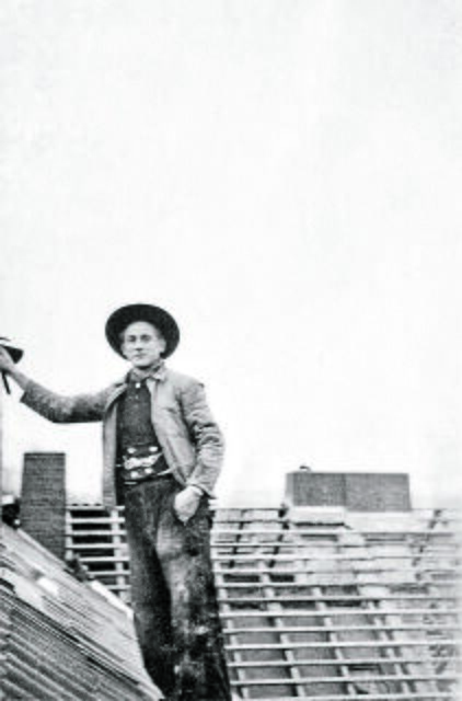 Der junge Unternehmensgründer und Dachdeckermeister Heinz Heidrich bei der Arbeit auf dem Dach Foto: Archiv Heinz Heidrich | Foto: Archiv Heidrich