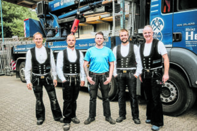 Das Heidrich-Kompetenzteam (v. li.) Dachdeckermeister Richard Nick, Dachdeckereister Niklas Weber, Techniker Jan Möller, Dachdeckermeister Oliver Berndt und Zimmermeister Klaas Besendahl | Foto: Till Heidrich