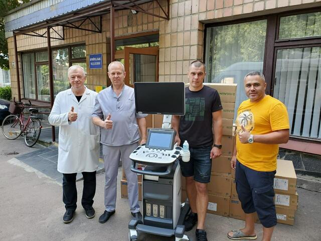 In der vom Krieg erschütterten Ukraine sind die Menschen dankbar für jede Hilfe - so wie (v. li.): Pawlow Zhurbenko, Leiter des Militär- und Veteranenhospitals in Berdychev, Chefarzt Alexander Stozki, Vitali Izotow (Territorialarmee) und der freiwillige Helfer David Gasparian für ein Ultraschallgerät, das der Verein Herzbrücke Nordheide dorthin brachte | Foto: Grosser