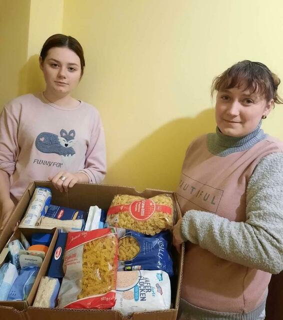 Binnenflüchtlinge mit Lebensmittelspenden | Foto: Grosser