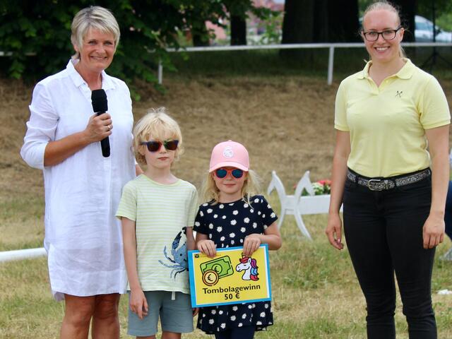 Die Geschwister Lauri und Anne Berkner aus Westergellersen (Mitte li.) waren stolze Tombola-Glücksfeen hier bei der Gutscheinübergabe  | Foto: Nicola Prüter